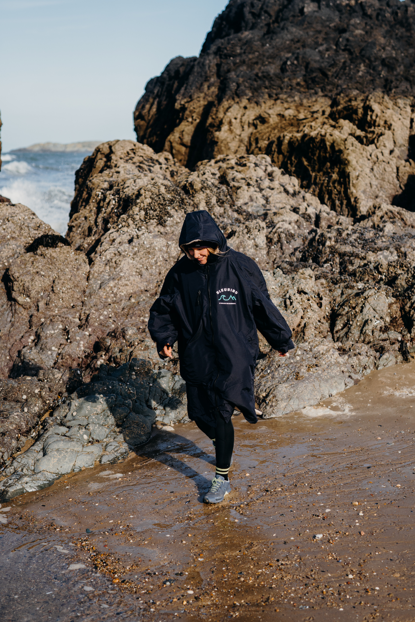 Nordic Robe Navy muuttamisviitta huppu päässä - Bleubird