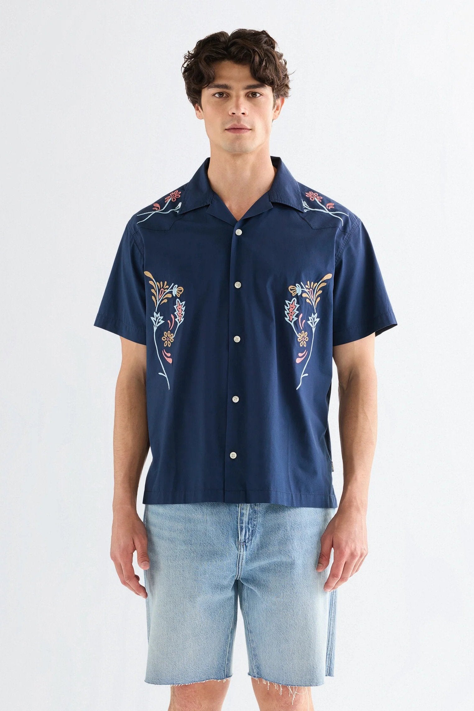 SS W RESORT SHIRT NAVY FLORAL Wrangler