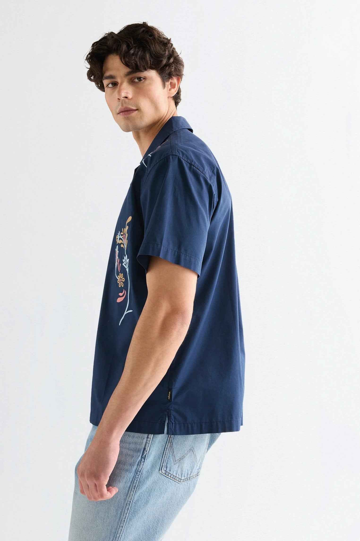 SS W RESORT SHIRT NAVY FLORAL Wrangler