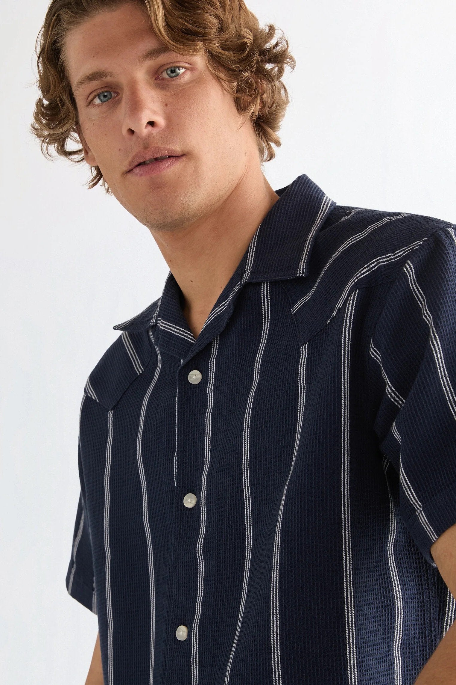 SS W RESORT SHIRT NAVY WHITE Wrangler