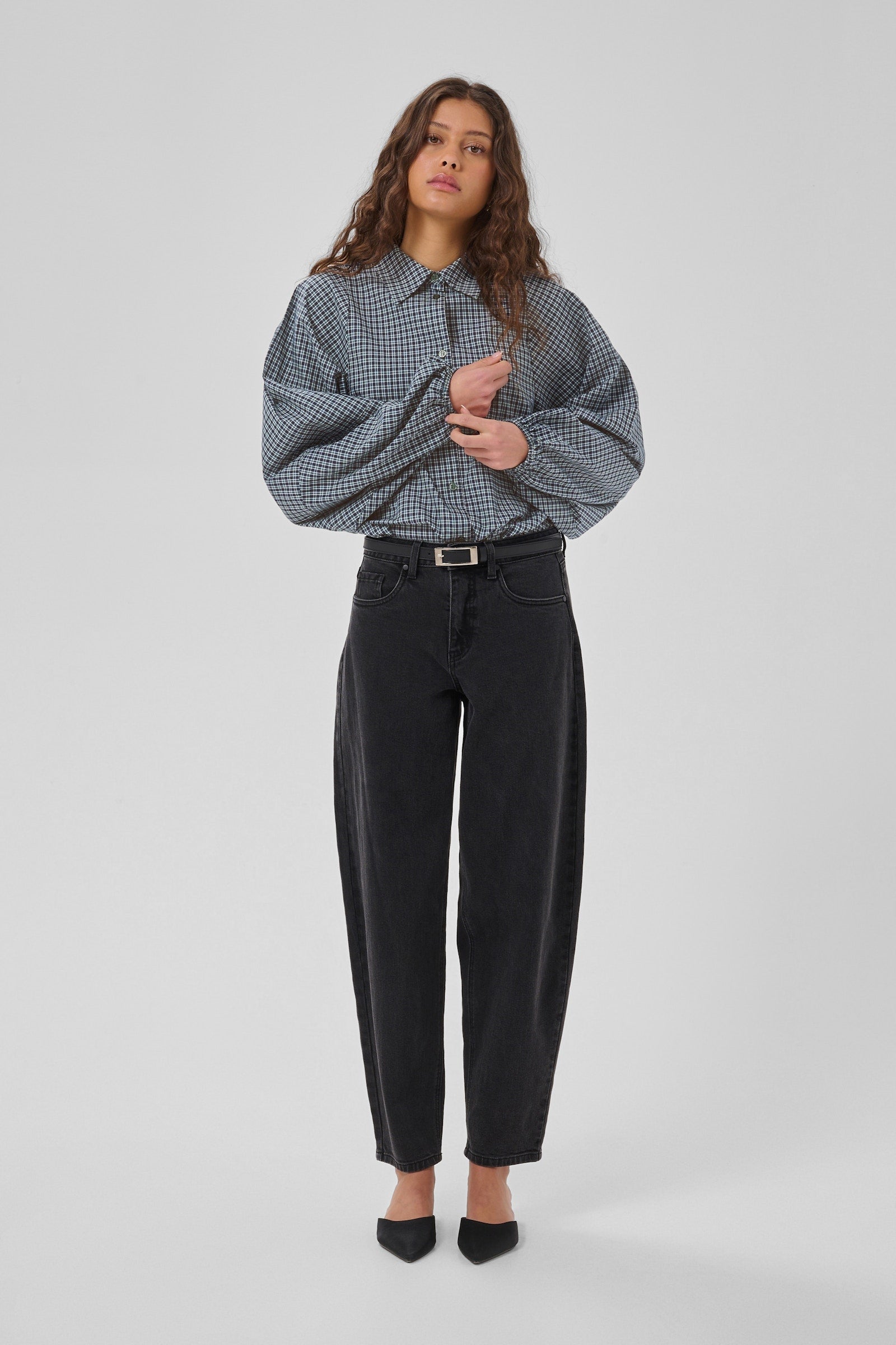 MWIlse Balloon Sleeve Shirt naisten kauluspaita edestä - My Essential Wardrobe