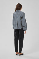 MWIlse Balloon Sleeve Shirt naisten kauluspaita takaa - My Essential Wardrobe