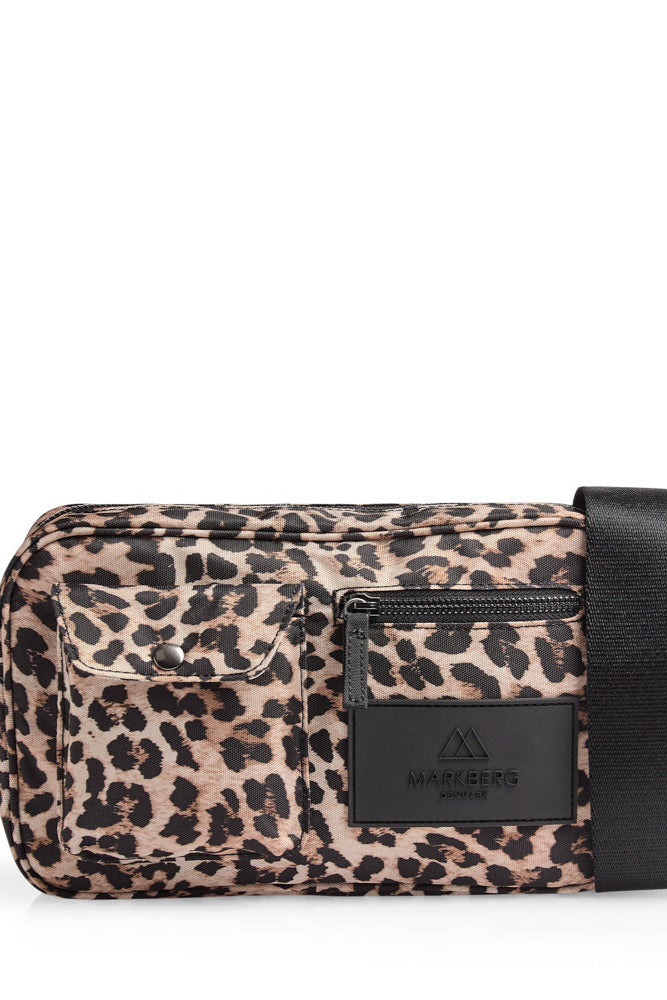 DarlaMBG Crossb., Monochrome Leo Markberg